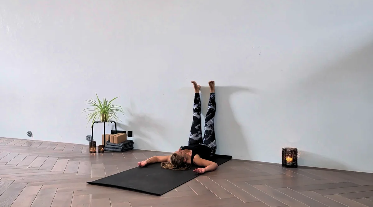 Yin Yoga tegen de muur