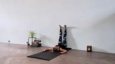 Yin Yoga tegen de muur